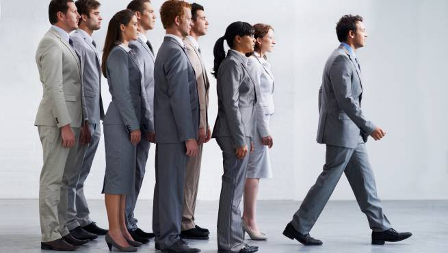 Ejemplos de Uniformes Corporativos Modernos en 2026